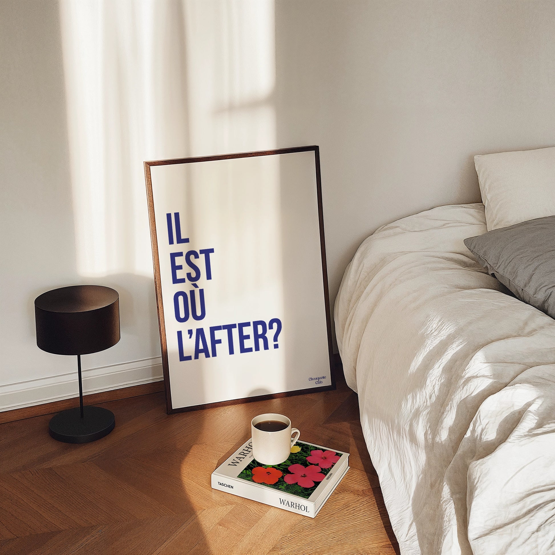 Il est l'after affiche posée sur un parquet dans une chambre de la marque Chouquette Club