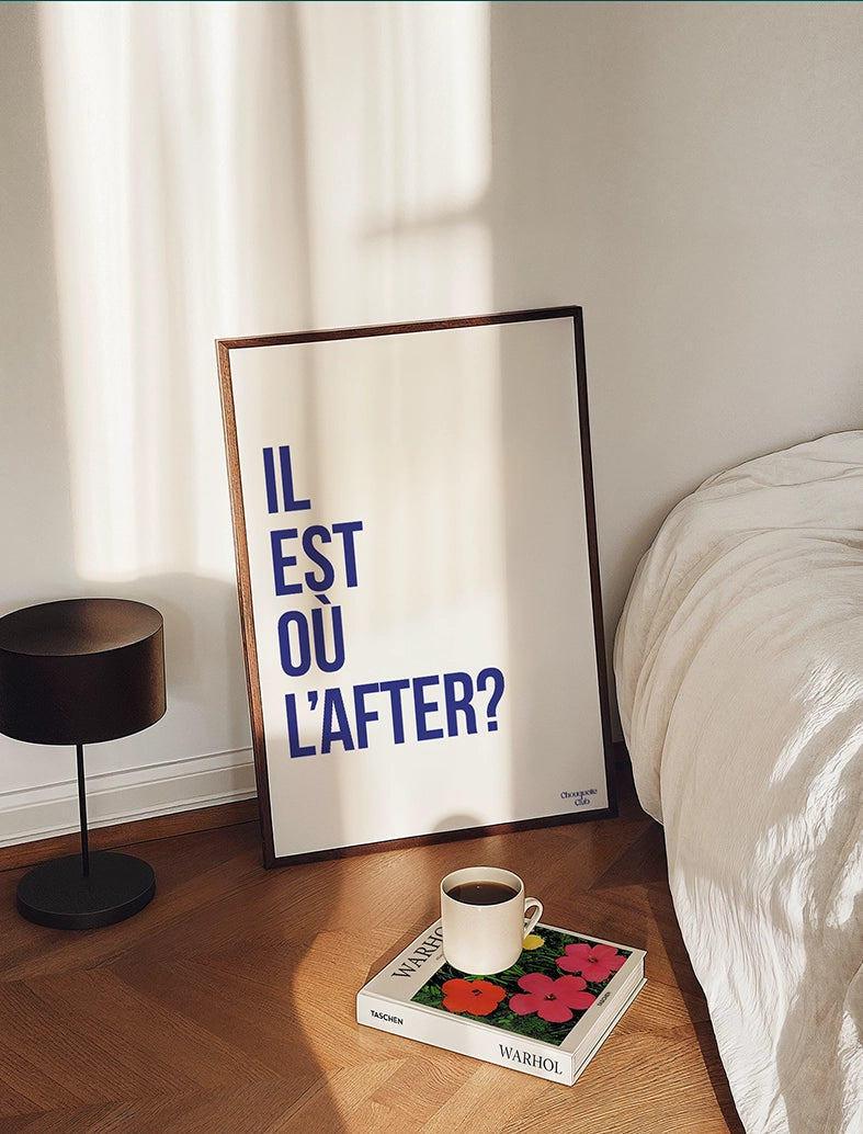 "Il est l'after" en bleu affiche posée sur un parquet dans une chambre de la marque Chouquette Club
