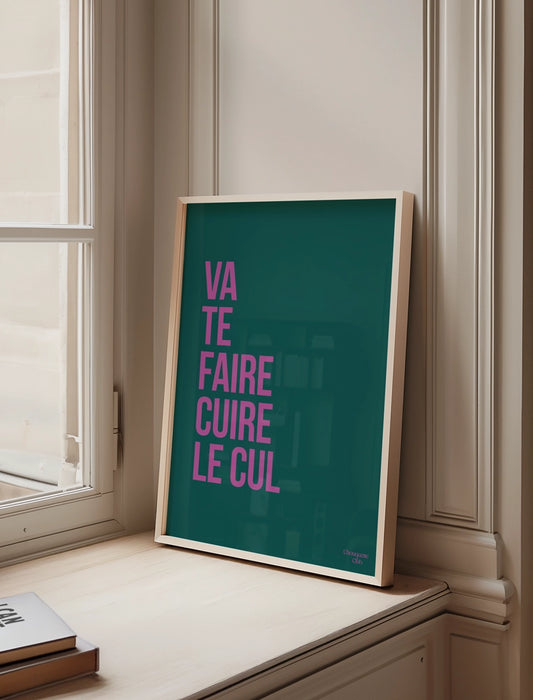 Va te faire cuire le cul affiche (vert sapin et rose) dans un cadre en bois clair