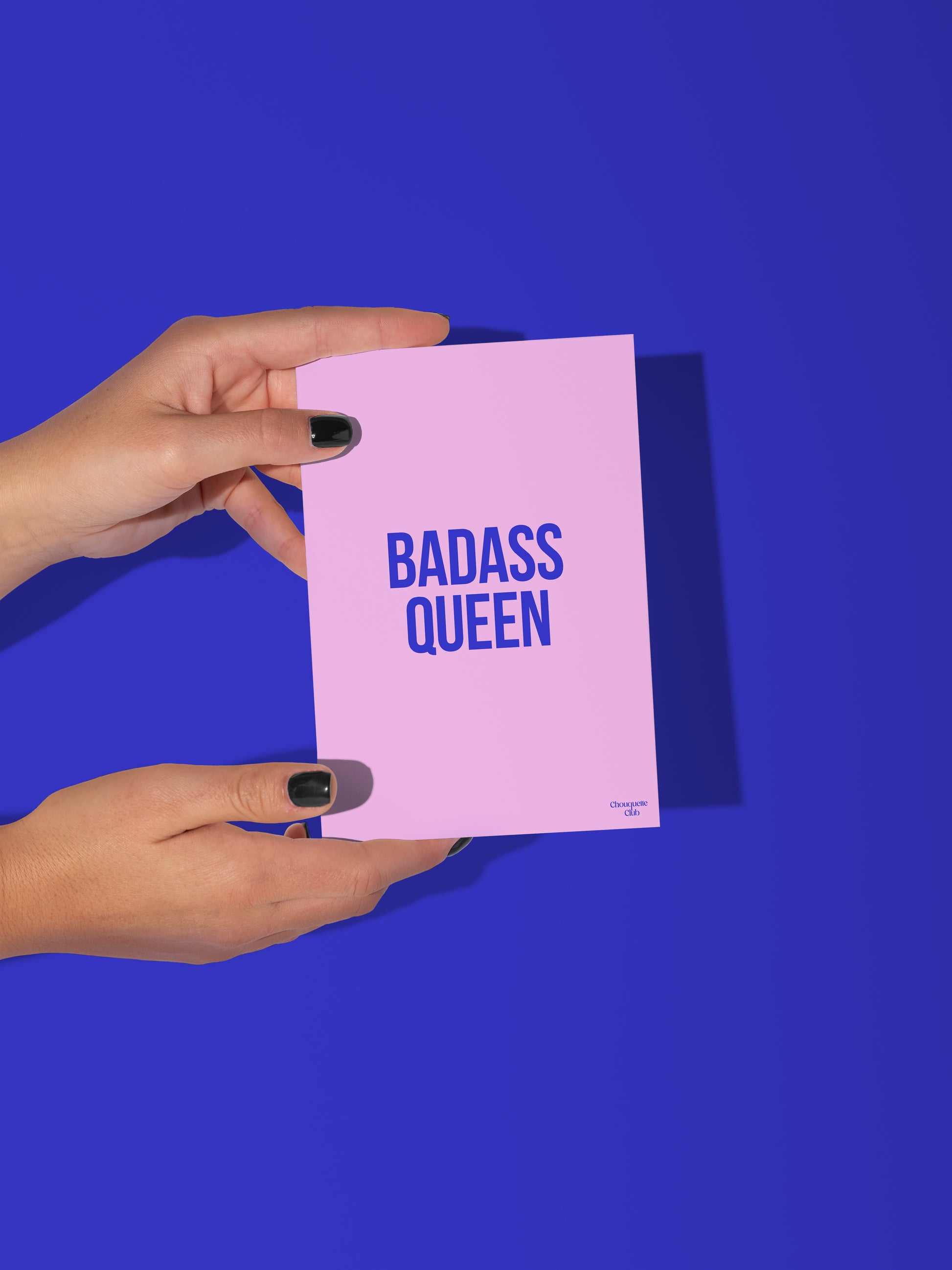 Carte postale "Badass Queen" rose et bleu