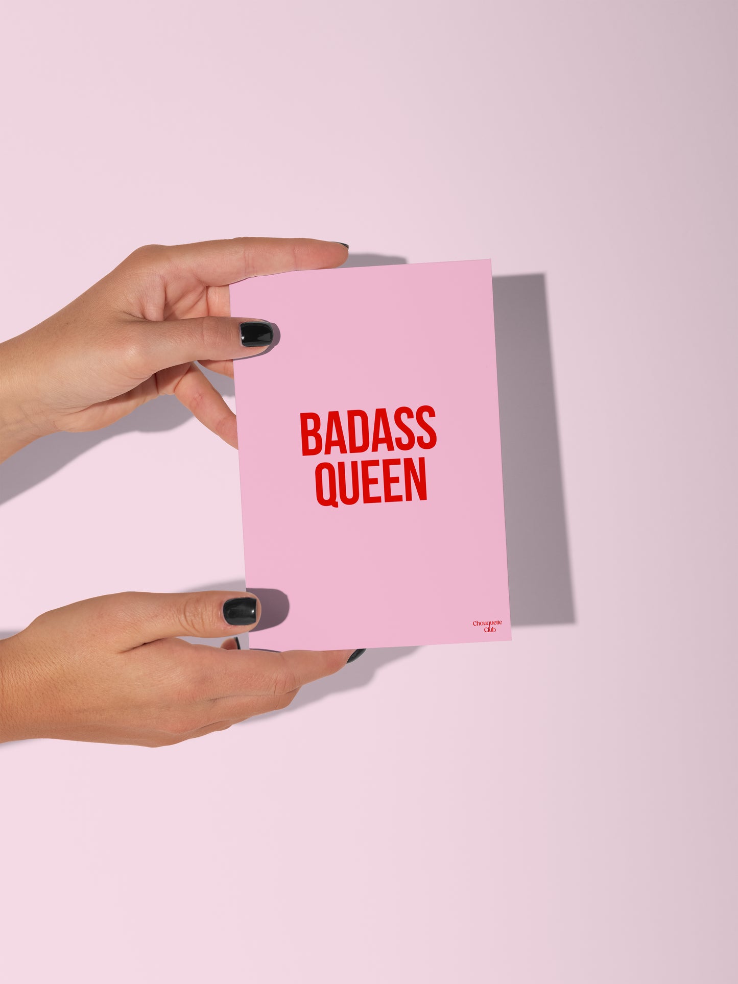 Carte postale "Badass Queen" rose et rouge