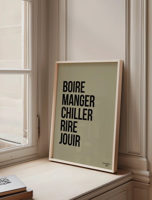 affiche dans un cadre en bois posé sur un rebord de fenêtre de chez chouquette club kali et noir