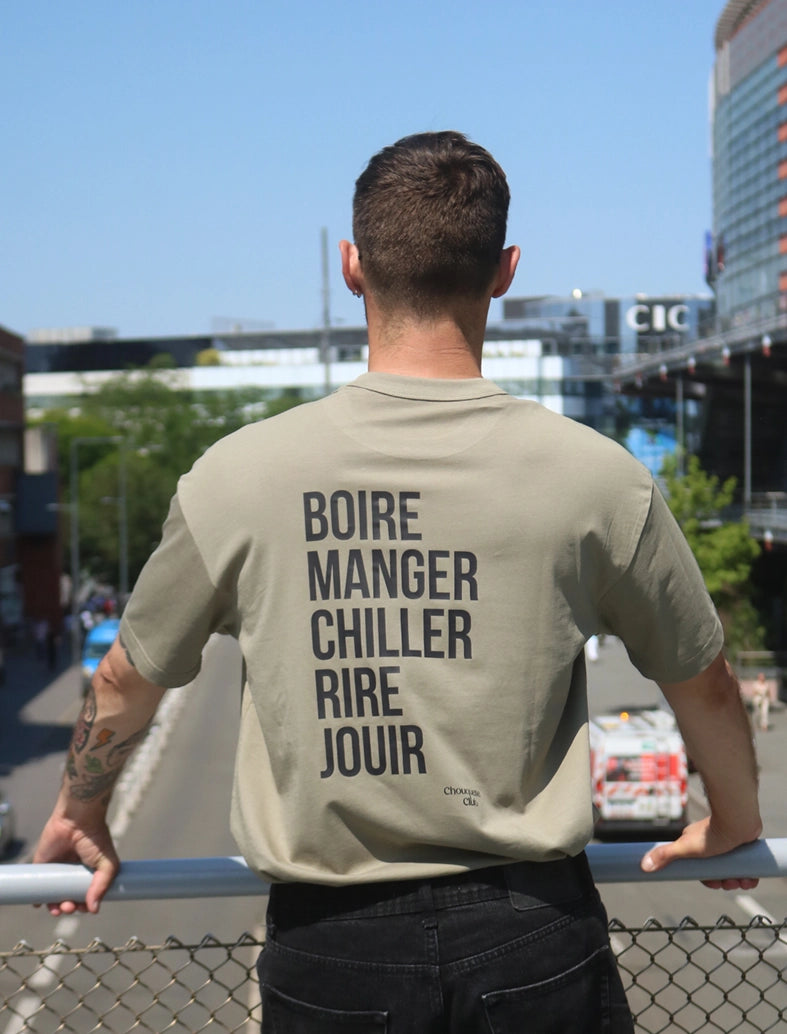 Tee-shirt homme "Boire manger chiller rire jouir" kaki porté par un homme brun