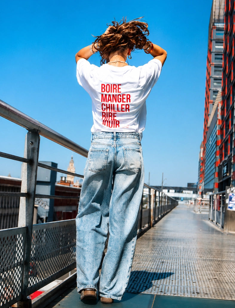 Tee-shirt femme "Boire manger chiller rire jouir" porté par une brune
