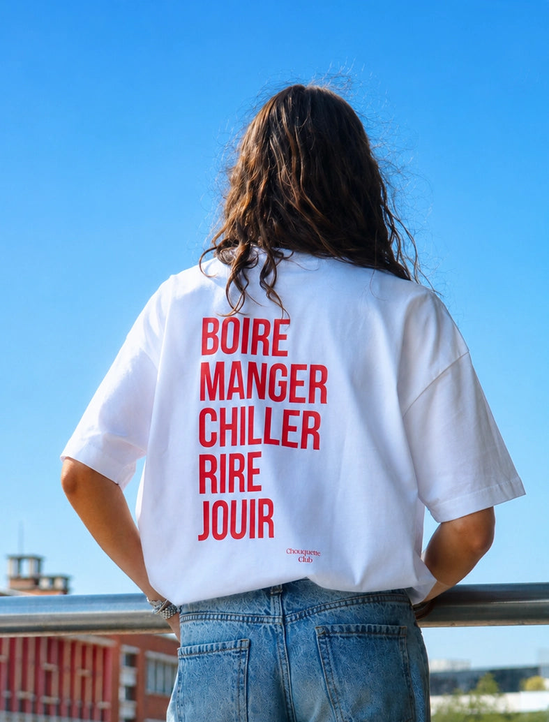 Tee-shirt femme "Boire manger chiller rire jouir" porté par une brune