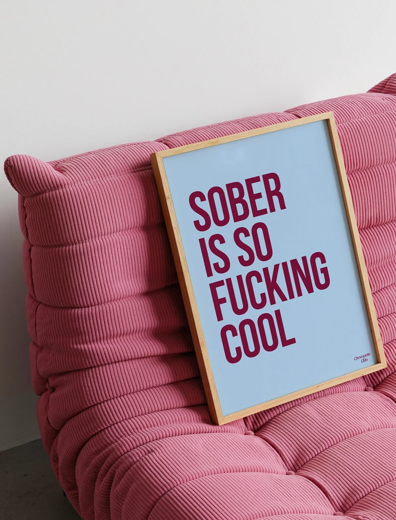 Affiche Chouquette Club "Sober is so fucking cool " - bleu posée sur un canapé rose