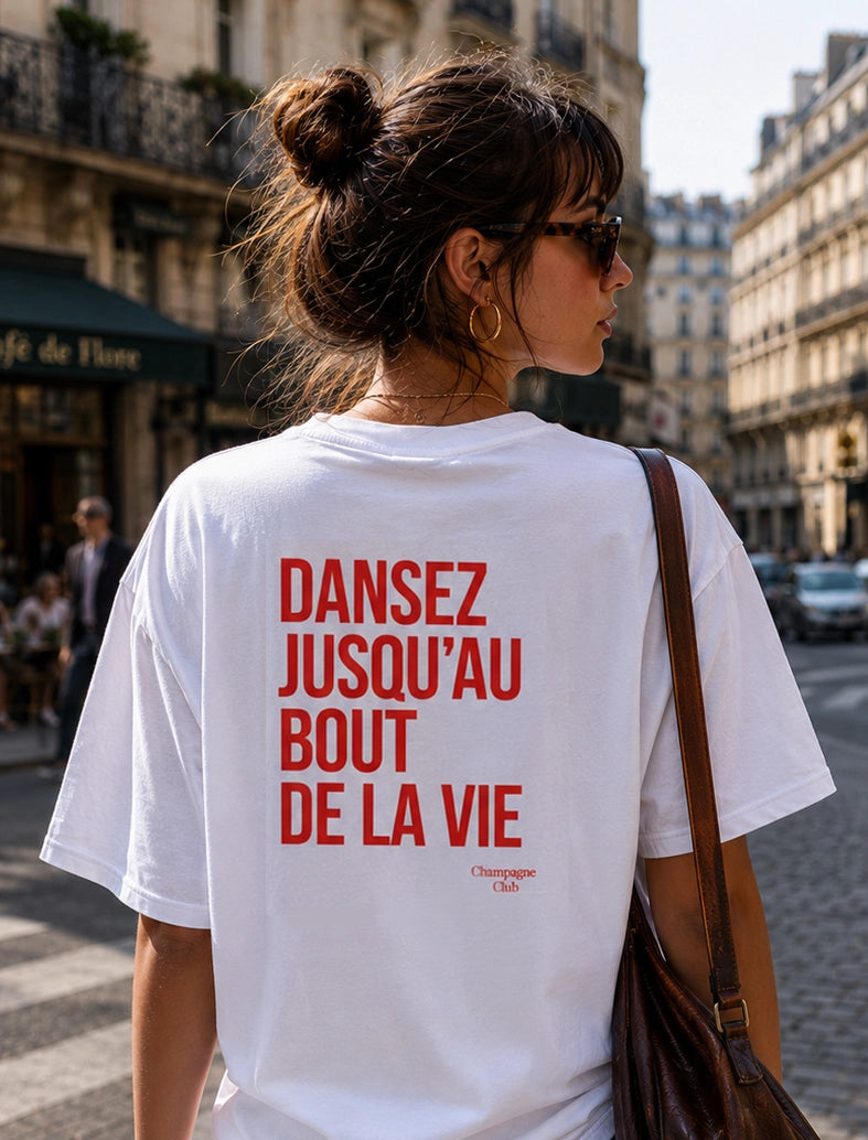 Tee-shirt femme "Dansez jusqu'au bout de la vie" rouge portée par une femme en ville