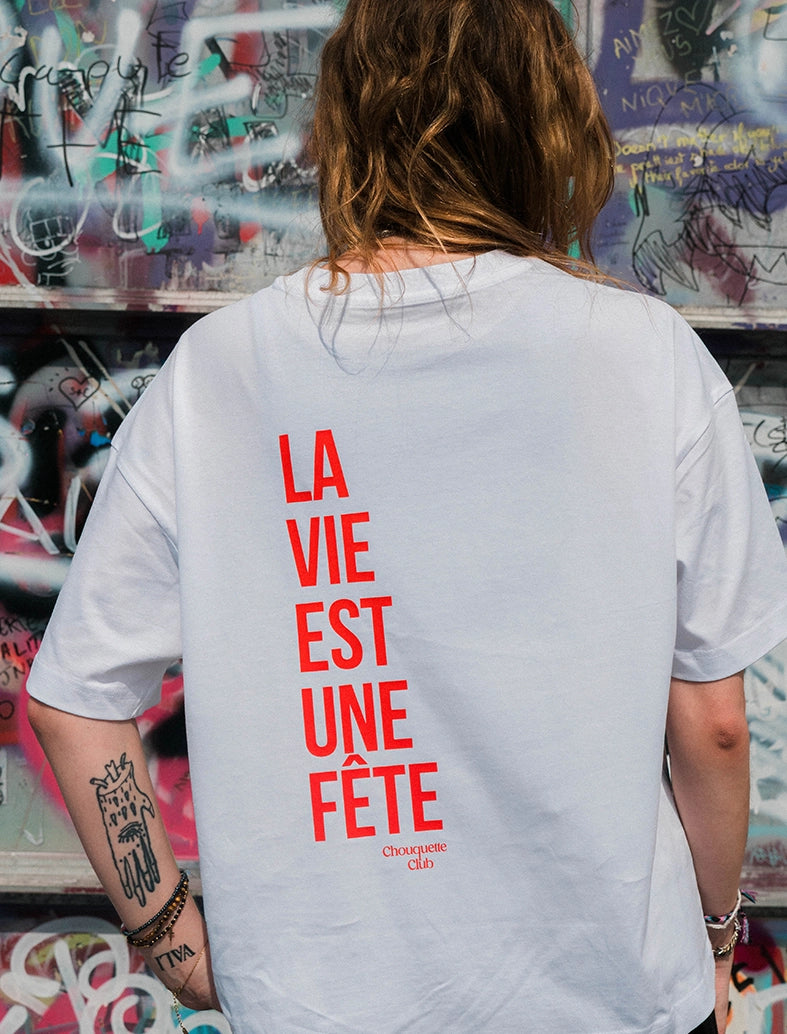 Le tee-shirt oversize "La vie est une fête" rouge en coton bio