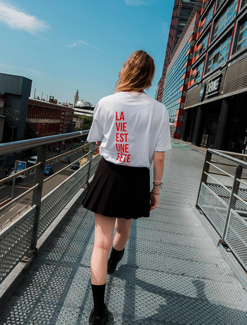 Le tee-shirt oversize "La vie est une fête" rouge en coton bio