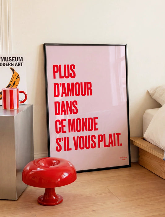 Mantra #8 Poster "Plus d'amour" rose et rouge Chouquette Club dans une chambre