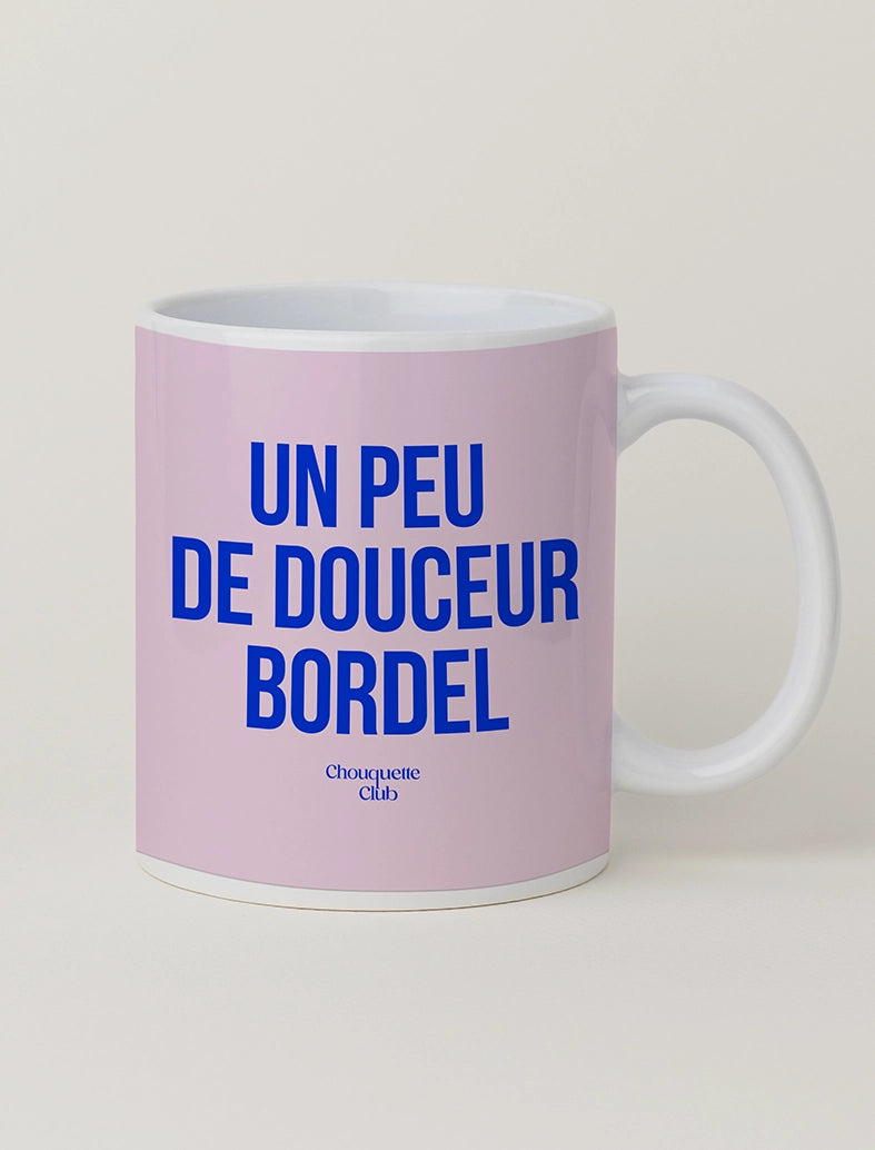 Mug "Un peu de douceur bordel" bleu électrique et rose