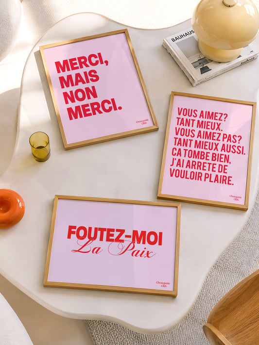 Pack de 3 affiches - Foutez-moi la paix encadrés disposés sur une table