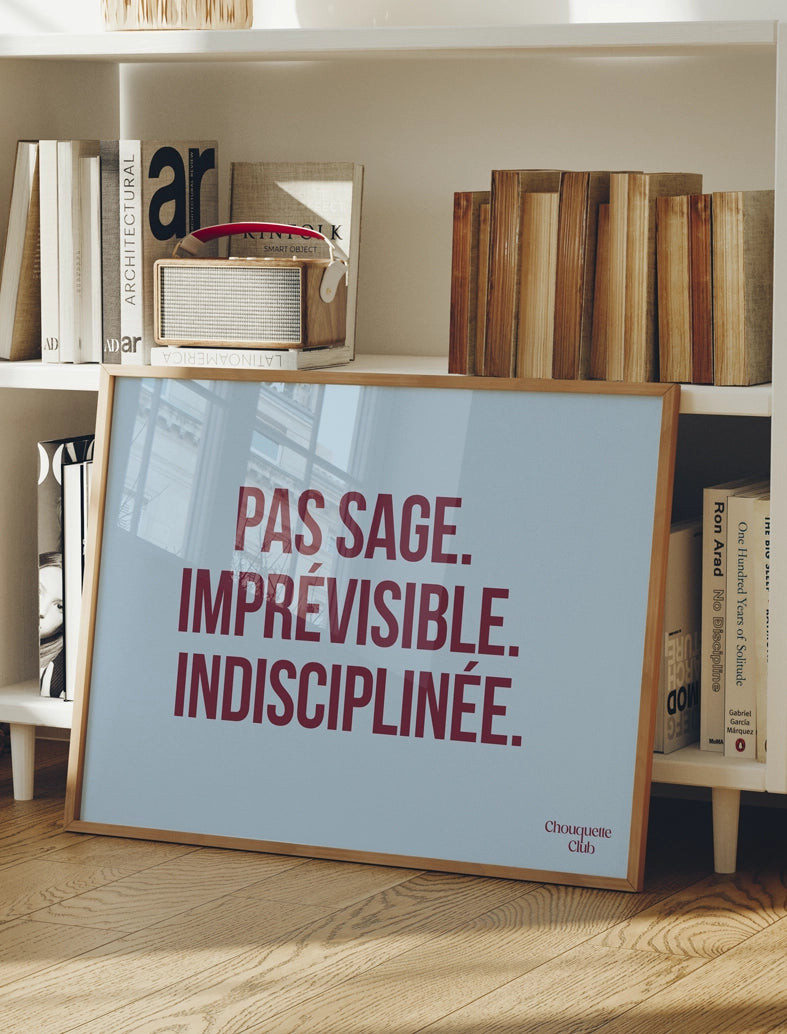 Affiche "Pas sage et imprévisible (bleu et bordeaux) - A3 posée au sol sur un parquet