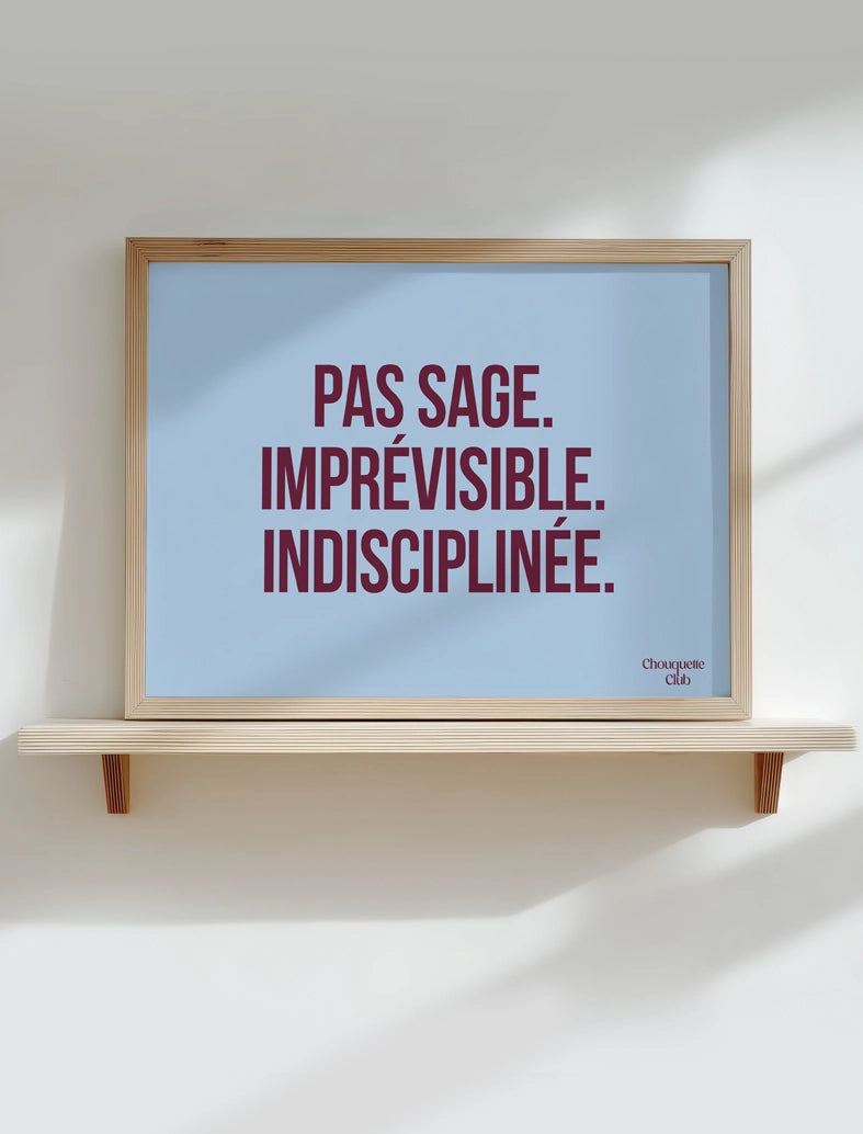 Affiche "Pas sage et imprévisible (bleu et bordeaux) - A3 posée sur une étagère