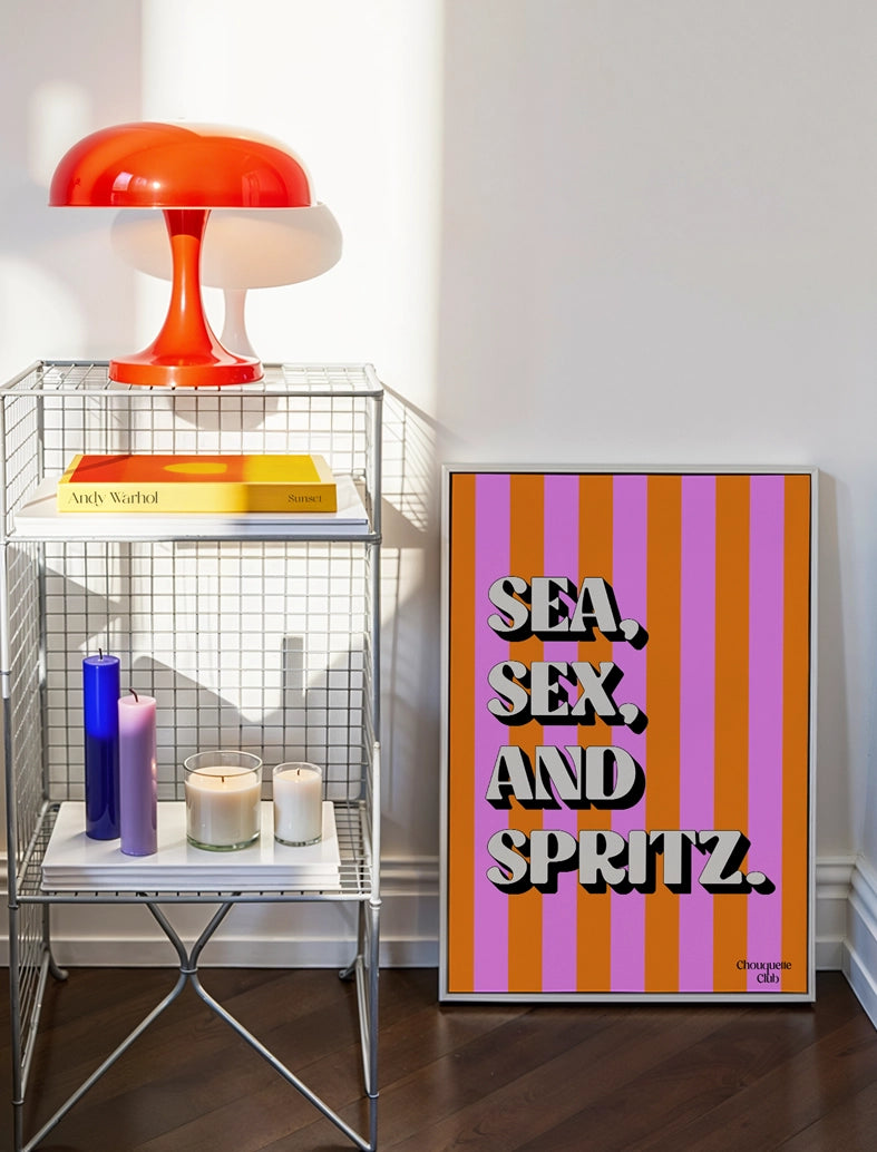 Sea,sex and spritz rose et orange posée au sol dans une pièce avec une lampe orange