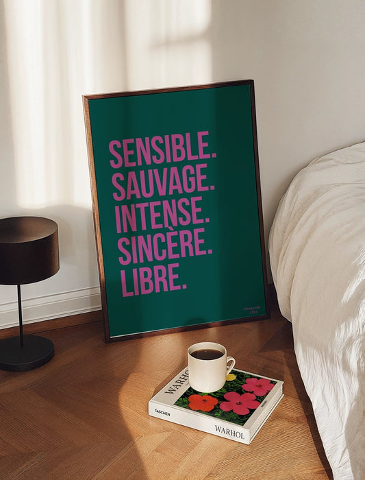 Sensible et sauvage affiche vert sapin et rose POSÉ SUR UN SOL EN PARQUET DANS UNE CHAMBRE
