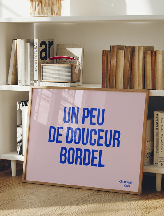 Affiche "Un peu de douceur" (bleu électrique et rose) encadrée 