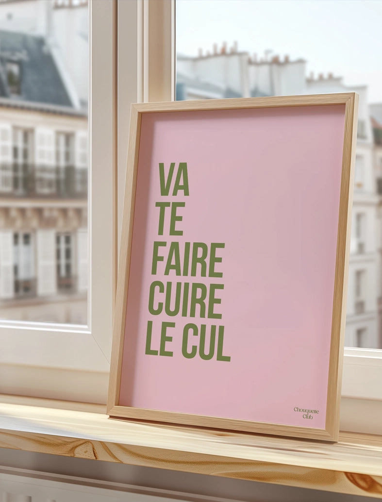 Va te faire cuire le cul affiche (kaki et rose)posée sur un rebord de fenêtre