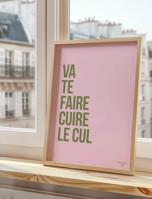 Va te faire cuire le cul affiche (kaki et rose)posée sur un rebord de fenêtre