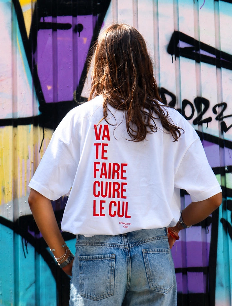 Tee-shirt femme "Va te faire cuire le cul" porté par une brune