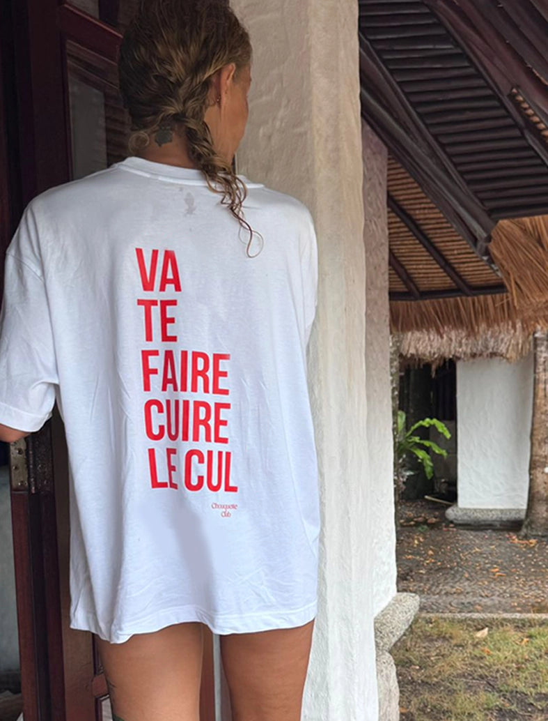 Tee-shirt femme "Va te faire cuire le cul" blanc et écriture en rouge porté par une femme blonde