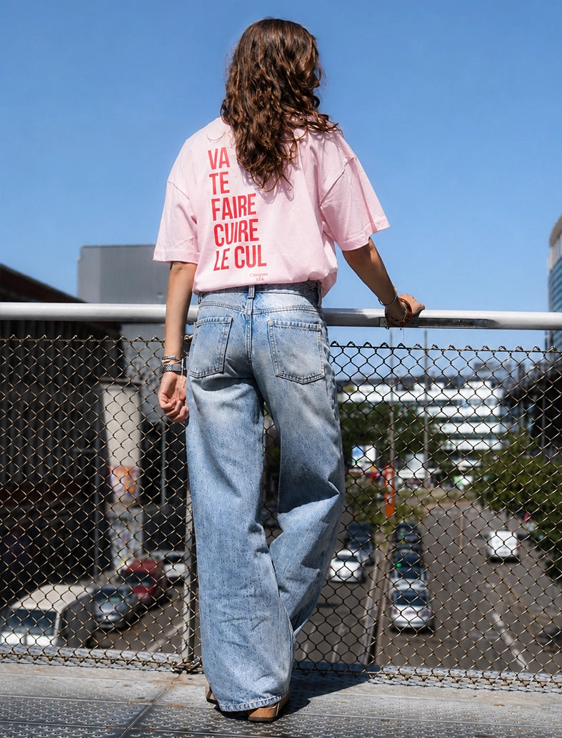 Tee-shirt femme "Va te faire cuire le cul" rose porté par une jeune femme 