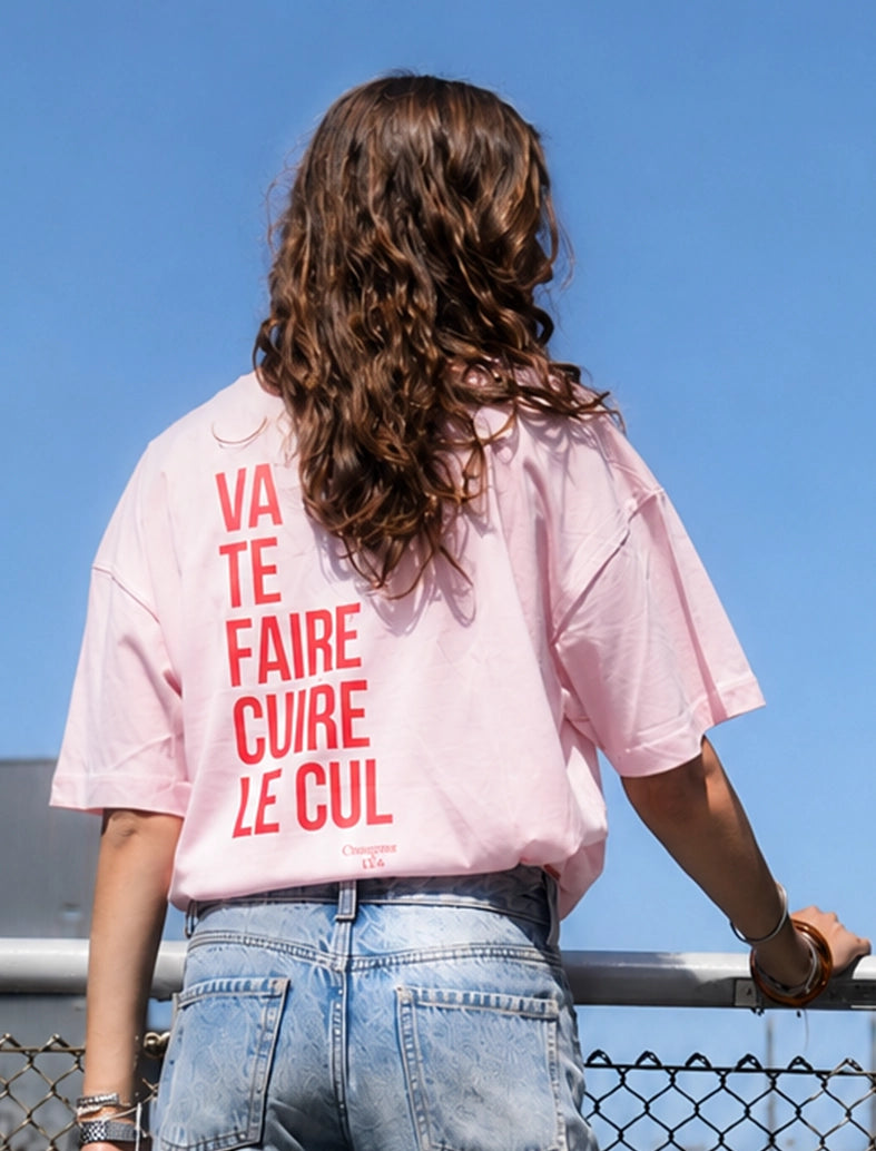 Tee-shirt femme "Va te faire cuire le cul" rose porté par une jeune femme 