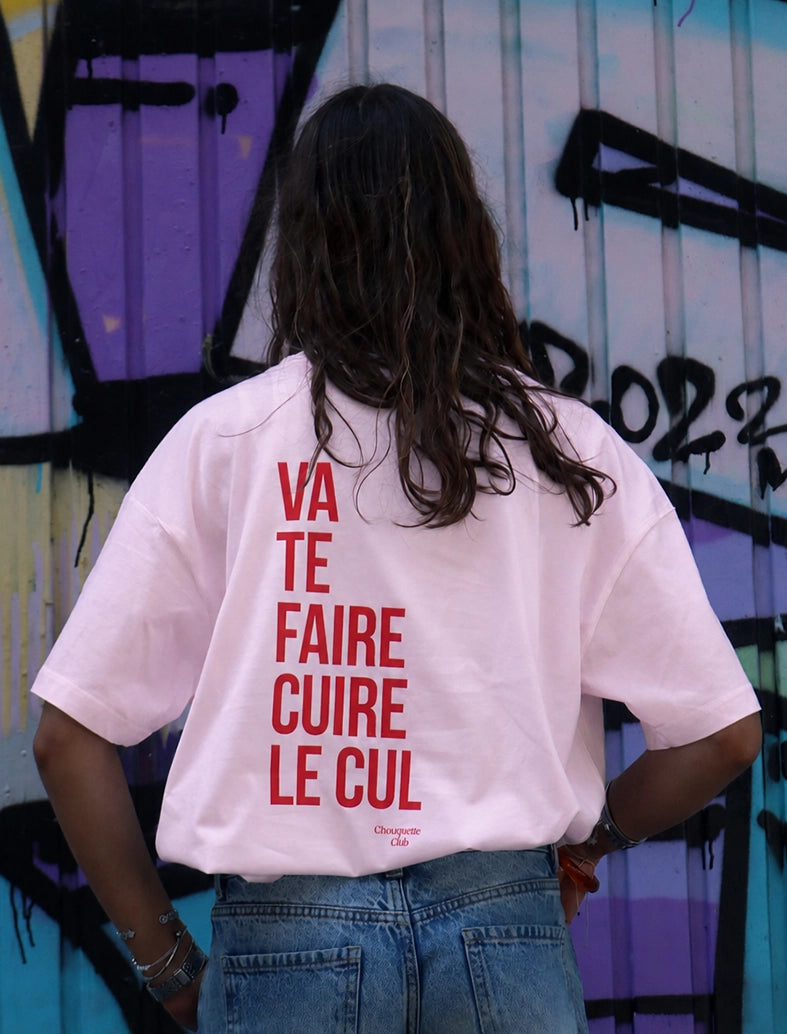 Tee-shirt femme "Va te faire cuire le cul" rose porté par une jeune femme 