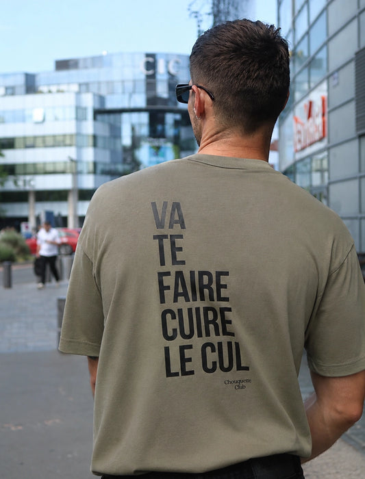 homme brun portant un Tee-shirt homme "Va te faire cuire le cul" kaki
