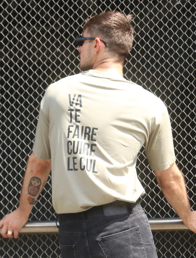 homme brun portant un Tee-shirt homme "Va te faire cuire le cul" kaki