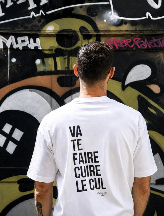 Tee-shirt homme "Va te faire cuire le cul" ecriture noir porté par un homme brun