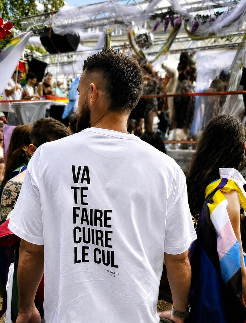 Tee-shirt homme "Va te faire cuire le cul" ecriture noir porté par un homme brun