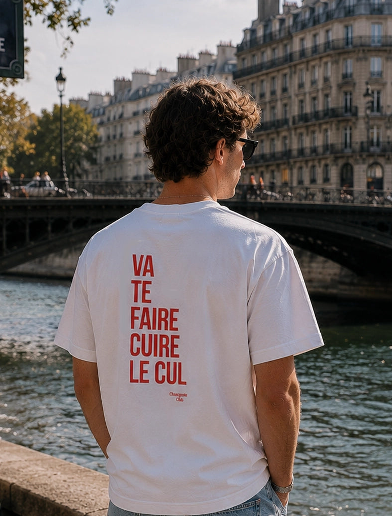 Tee-shirt homme "Va te faire cuire le cul" écritures rouge porté par un homme de dos