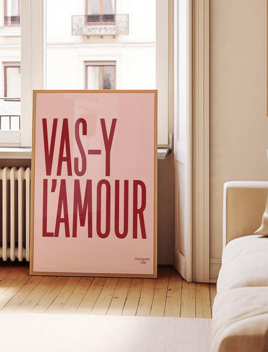 Mantra Poster "Vas-y l'amour" rose et prune de Chouquette Club encadré posé au sol sur un parquet